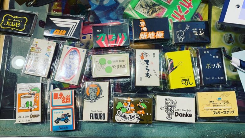 hộp diêm cũ ở cửa hàng PiNS hộp diêm cũ ở cửa hàng PiNS